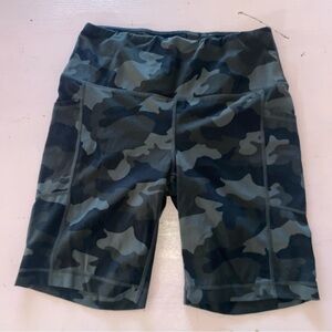 Nice 9 inch Biker Shorts Gray scale Camouflage Camo High Rise Athletic Shorts L